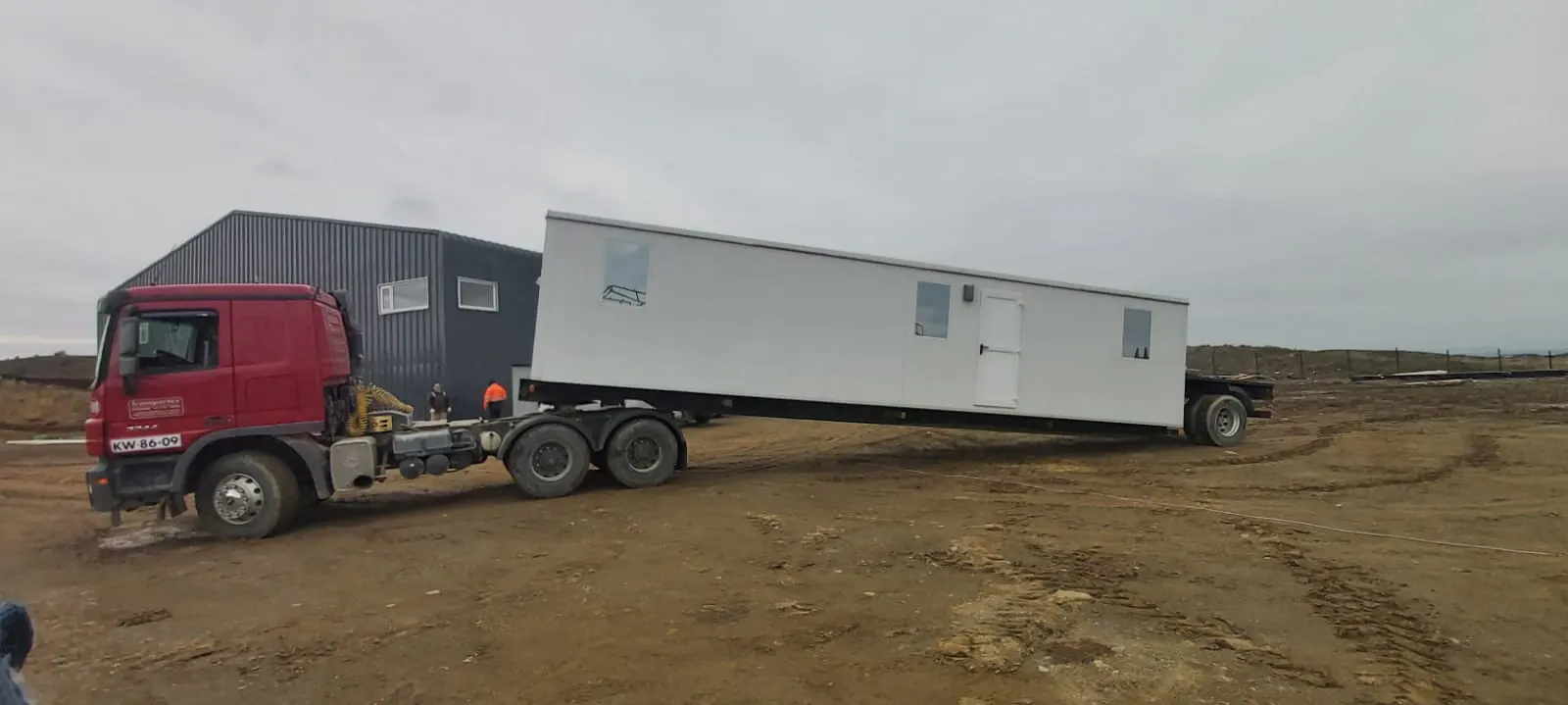 Traslado de un módulo habitacional desde el predio de Vermetal